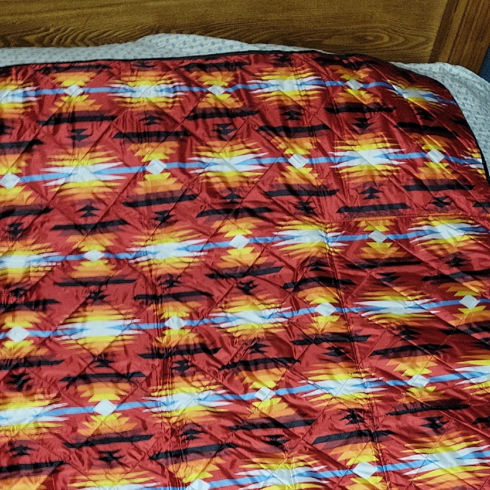 Pendleton Geometric Red and Black Blanket - Picture 2 of 2